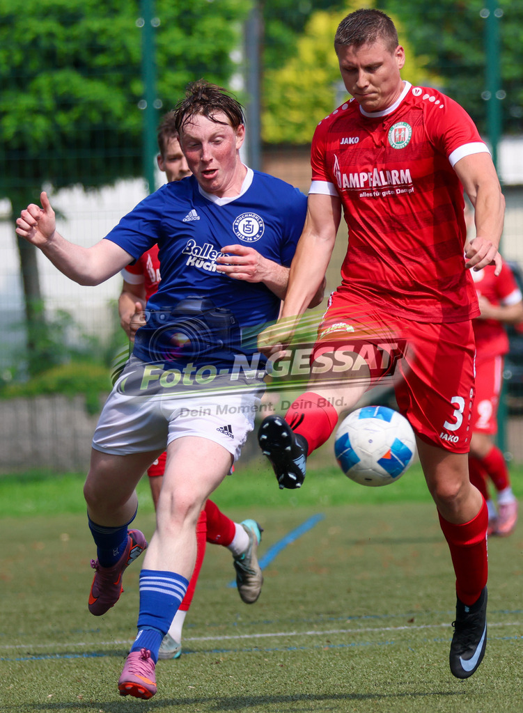 Bünder SV - TuS Bruchmühlen II | Auf dem Bild zu sehen: grün Bünder SV: Florian Seymer ; blau TuS Bruchmühlen II: Florian Hass Bünder SV, TuS Bruchmühlen II, Saison 25/26, Kreisliga A, Bünde, Deutschland - Realisiert mit Pictrs.com