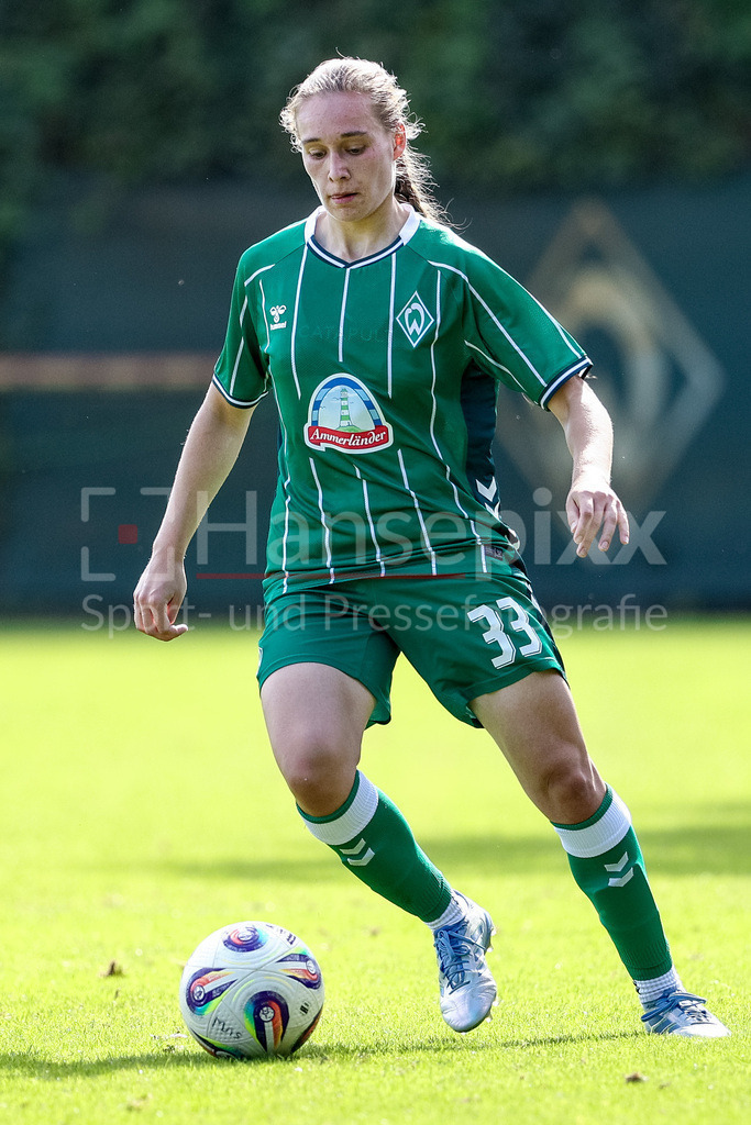 Fussball, Testspiel Frauen, SV Werder Bremen - SC Heerenveen | Maria Penner (SV Werder Bremen, 33) am Ball, Freisteller, Einzelbild, Ganzkörper, Aktion, Action, Spielszene