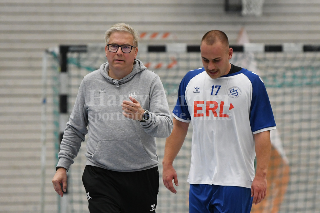HC Deggendorf | Kai-Uwe Herrlich (Trainer HC Deggendorf) mit Aaron Zaglauer (HC Deggendorf) - Realisiert mit Pictrs.com