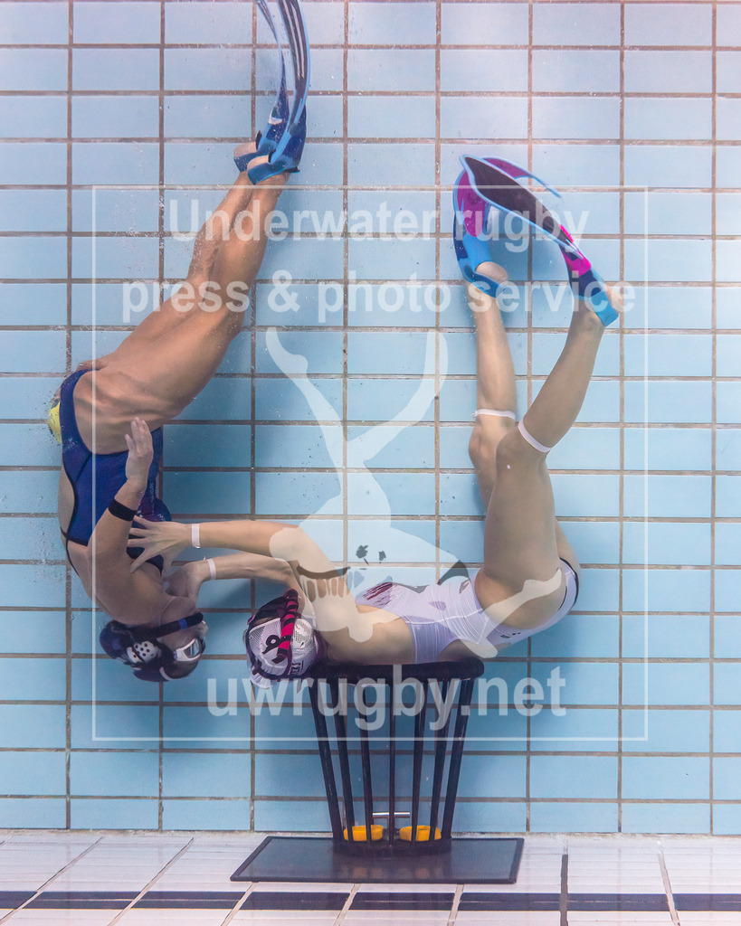 24. - 26.11.2023: Unterwasser-Rugby Champions Cup 2023  | Damen-Spiel um Platz 5:  Amager Uv-Rugby (Dänemark) in blau gegen UWRC Wien / Österreich in weiß. Strafwurf - Marianna Heidam (blau #11) als Angreiferin gegen die Mara Vogler (weiß #66) als Torwartin für Wien. - Realisiert mit Pictrs.com