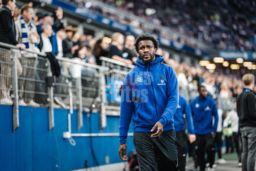 Fußball | Männer | Saison 2024/2025 | 2. Fußball-Bundesliga | 27. Spieltag | Hamburger SV vs. SV 07 Elversberg | 28.03.2025 | Der verletzte Bakery Jatta (#18, HSV) auf dem Weg zur Bank