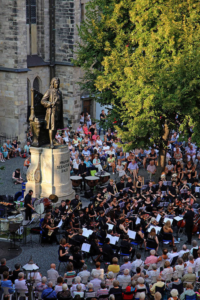 Bildlexikon Leipzig - Konzert am Bach Denkmal | Das Team hinter BILDLEXIKON LEIPZIG bündelt historische wie aktuelle Informationen über die Stadt Leipzig in Text und Bild auf einer Plattform und stellt diese der interessierten Öffentlichkeit zur Verfügung.