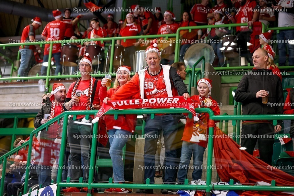 BHC18122501001 | 18.12.2025, Handball, Viertelfinale DHB-Pokal, Bergischer HC - MT Melsungen, Unihalle Wuppertal: Fans des MT Melsungen feuern auf dem vollen Gästeblock der Tribüne mit Weihnachtsmütze und voller Mannstärke die Mannschaft an