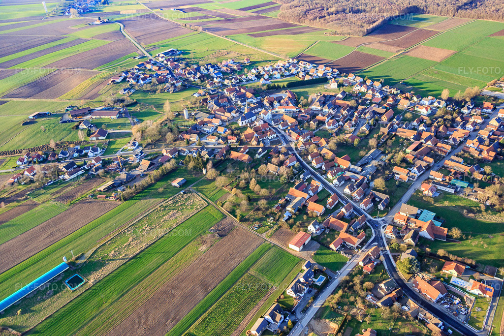 Aerial view: View of the town from the east in Salmbach in the state Bas-Rhin, France. – Photo: IMG_085997.jpg taken on 02/06/2016 by Werner Riehm/FLY-FOTO.com – Resolution of the original: 5472 x 3648 px