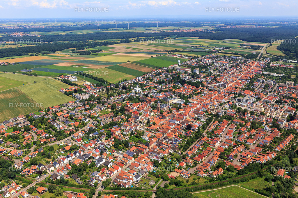 Stadtübersicht aus Südwesten | Luftbild: Stadtübersicht aus Südwesten in Kandel im Bundesland Rheinland-Pfalz in Deutschland. Foto: IMG_127264.jpg vom 26.06.2021 durch Werner Riehm/FLY-FOTO.de - Realisiert mit Pictrs.com