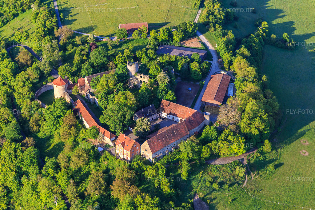 Luftbild: Burg Neuhaus in Igersheim im Bundesland Baden-Württemberg in Deutschland.Foto: IMG_146375.jpg vom 10.05.2025 durch Werner Riehm/FLY-FOTO.deSehenswertes | IgersheimBurg Neuhaus | s-p-u-k