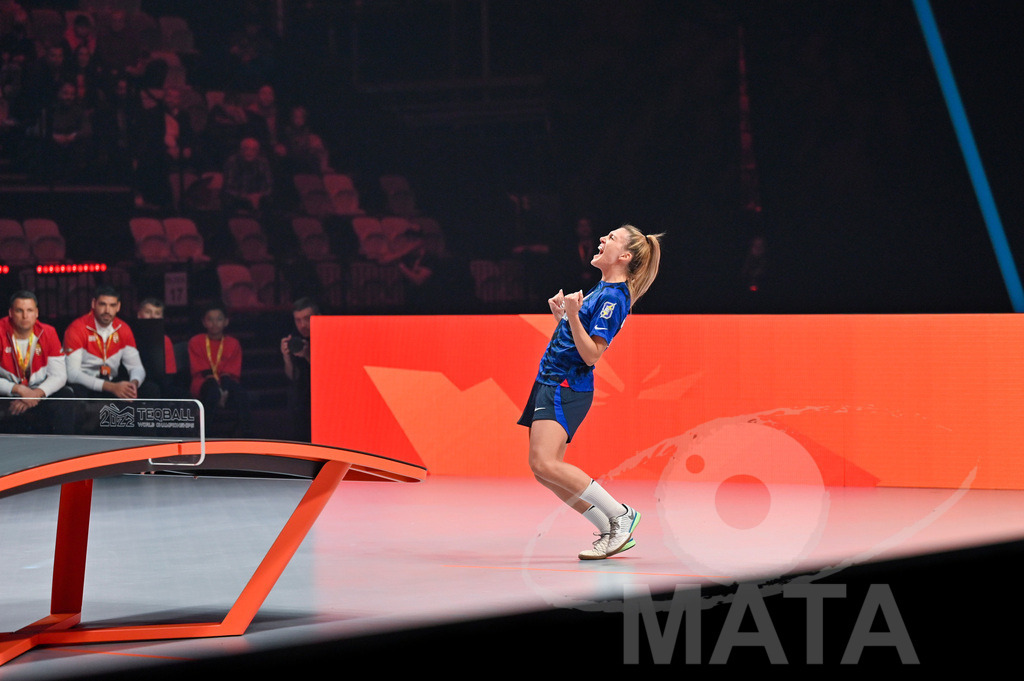 _DWI5658 | Carolyn Greco (USA) beim Frauen- Single Ungarn vs. USA bei der Teqball Weltmeisterschaft 2022 in der Kia Metropole Arena. Nürnberg, 27.11.2022 - Realisiert mit Pictrs.com