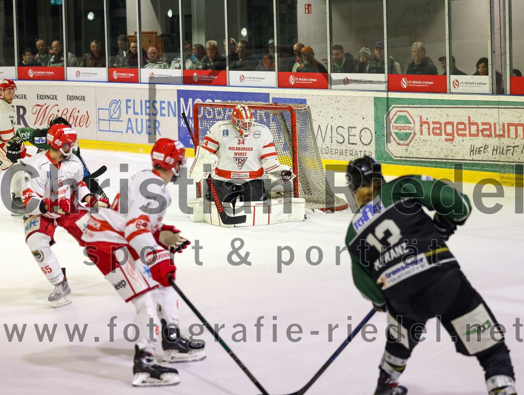 2023-03-19_134_TSV_Erding_gegen_TEV_Miesbach | Erding, Deutschland, 19.03.2023:
Eishockey, Bayernliga Playoffs 2022 / 2023, Halbfinale, TSV Erding gegen TEV Miesbach, Endergebnis: 

Timon Ewert (TEV Miesbach, #34), Michael Franz (Erding Gladiators, #13)

Foto: Christian Riedel / fotografie-riedel.net