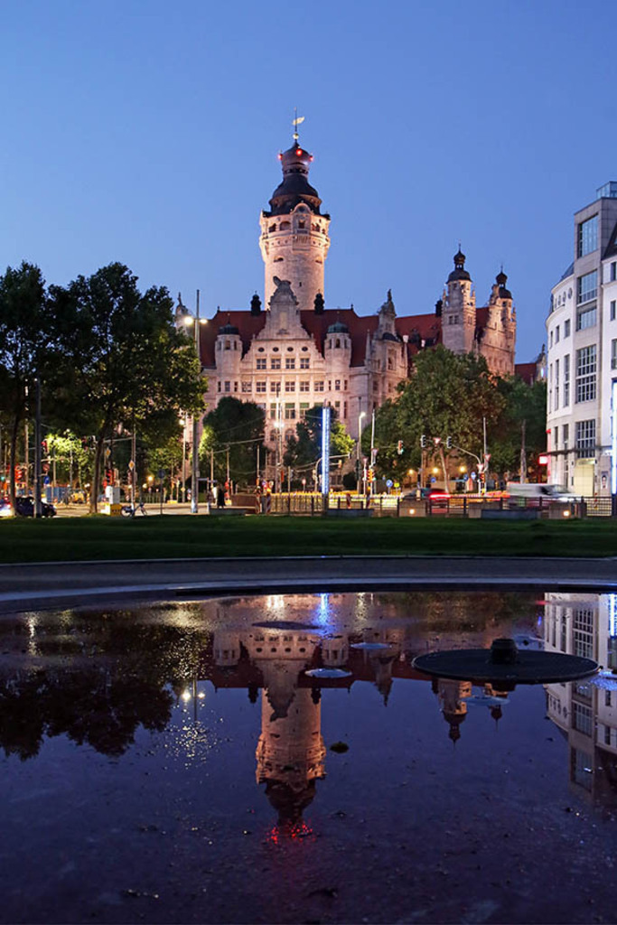 Bildlexikon Leipzig - Neues Rathaus bei Nacht mit Spiegelung | Das Team hinter BILDLEXIKON LEIPZIG bündelt historische wie aktuelle Informationen über die Stadt Leipzig in Text und Bild auf einer Plattform und stellt diese der interessierten Öffentlichkeit zur Verfügung.