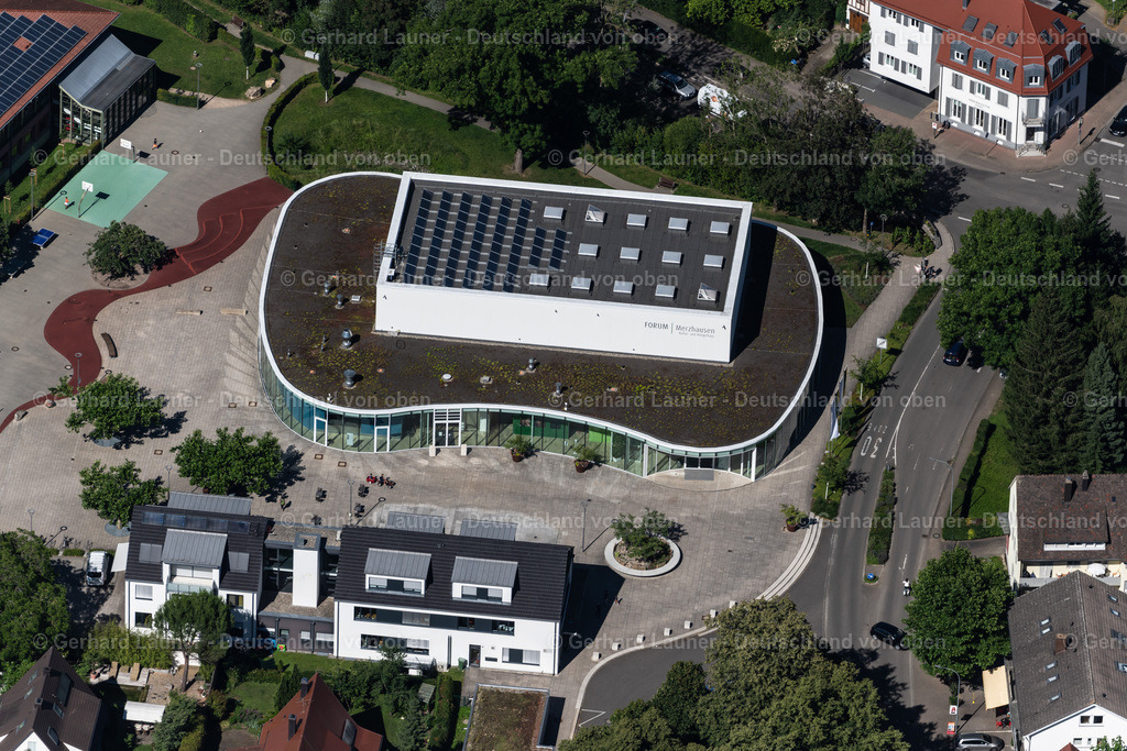 4033660 | MERZHAUSEN 30.06.2020 Gebäude der Veranstaltungshalle FORUM Merzhausen am Am Marktplatz in Merzhausen im Bundesland Baden-Württemberg, Deutschland. Weiterführende Informationen bei: Gemeinde Merzhausen. // Building of the indoor arena FORUM Merzhausen on place Am Marktplatz in Merzhausen in the state Baden-Wuerttemberg, Germany. Further information at: Gemeinde Merzhausen. Foto: Gerhard Launer