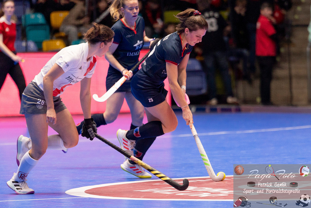 Volvo E.R.B. Final 4 Halbfinale Frauen: Der Club an der Alster - Berlienr HC, 25.01.2025 | Pahila Arnold (Berliner HC #25) & Katharina Haid (Der Club an der Alster #26) im Kampf um den Ball, Der Club an der Alster - Berliner HC, Frankfurt, Süwag Arena, 25.1.2025 - Realisiert mit Pictrs.com