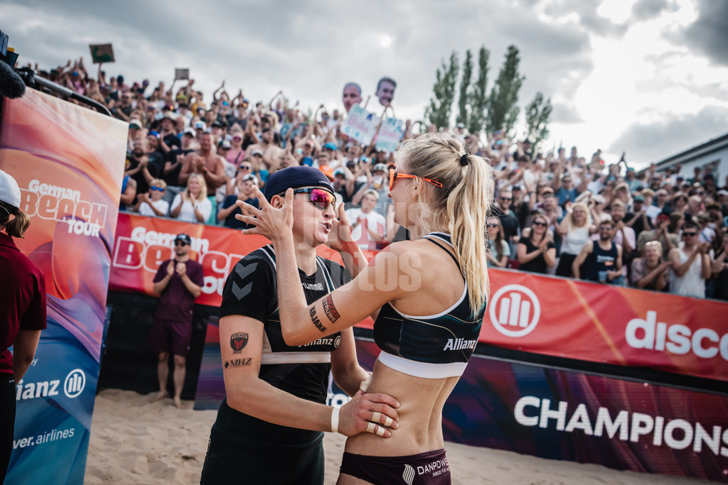 Beachvolleyball | Frauen | Allianz German Beach Tour 2025 | Tourstop Berlin | 17.08.2025 | v.l. Melanie Gernert und Nele Barber umarmen sich nach dem Turniersieg