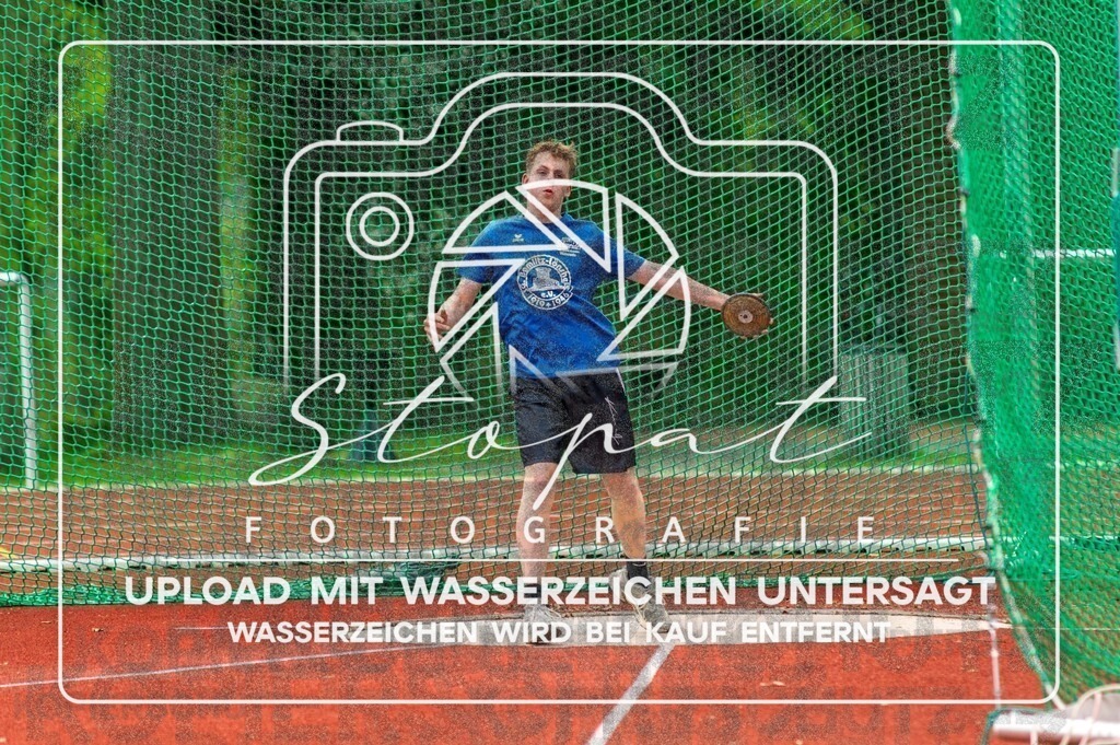 KMHK-1117 | Janosch Richter (SG Bomlitz-Loensheide (NI)) bei den Kreismeisterschaften Leichtathletik-Wurf Heidekreis 2026 im Boehmewaldstadion, Soltau (Simon Paul Stopat) - Realisiert mit Pictrs.com