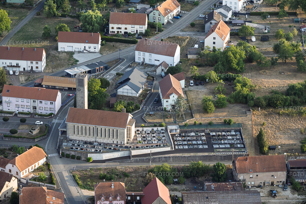 Aerial view: Église Saint Donat and cemetery in Epping in the state Moselle, France. – Photo: IMG_158817.jpg taken on 08/15/2026 by Werner Riehm/FLY-FOTO.com – Resolution of the original: 5790 x 3860 px