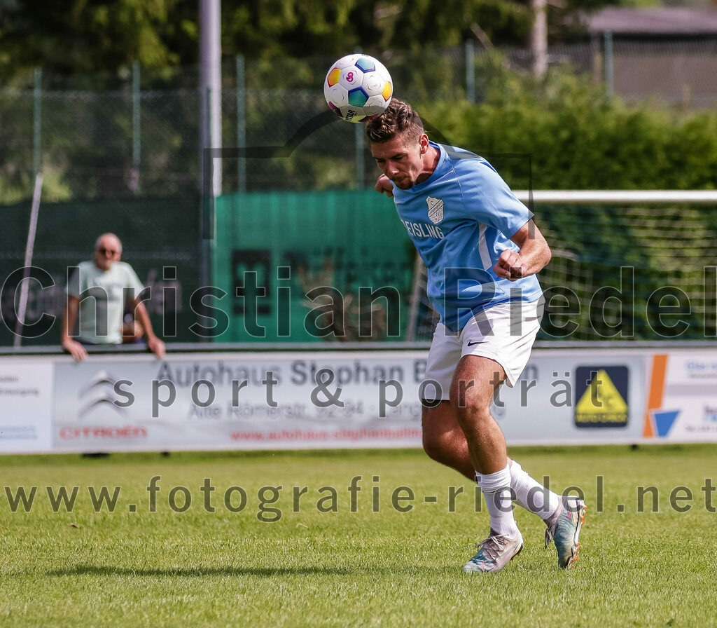 2023-08-26_072_FC_Langengeisling_gegen_TuS_Raubling | Erding, Deutschland, 26.08.2023:
Fußball, Bezirksliga Oberbayern Ost 2023 / 2024, 6. Spieltag, FC Langengeisling gegen TuS Raubling, Endergebnis: 2:0

Maximilian Birnbeck (FC Langengeisling, #27)

Foto: Christian Riedel / fotografie-riedel.net