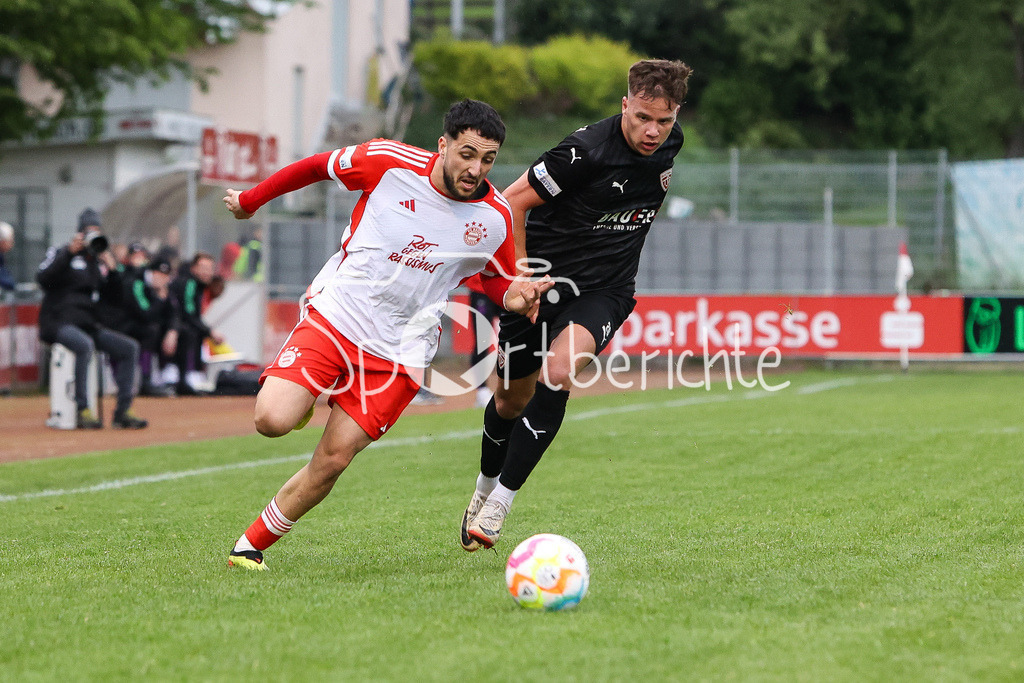TSV Buchbach - FC Bayern Amateure | im Duell Dion BERISHA (FCB #11) und  Levin RAMSTETTER (TSV #20) / Zweikmapf