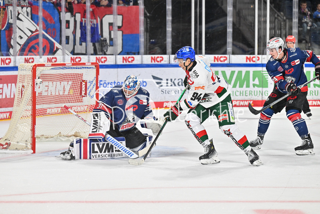 Nürnberg Ice Tigers - Augsburger Panther | Niklas TREUTLE (Nürnberg Ice Tigers #31) klaert in dieser Szene gegen Anrei HAKULINEN (Augsburger Panther #94) / Torchance