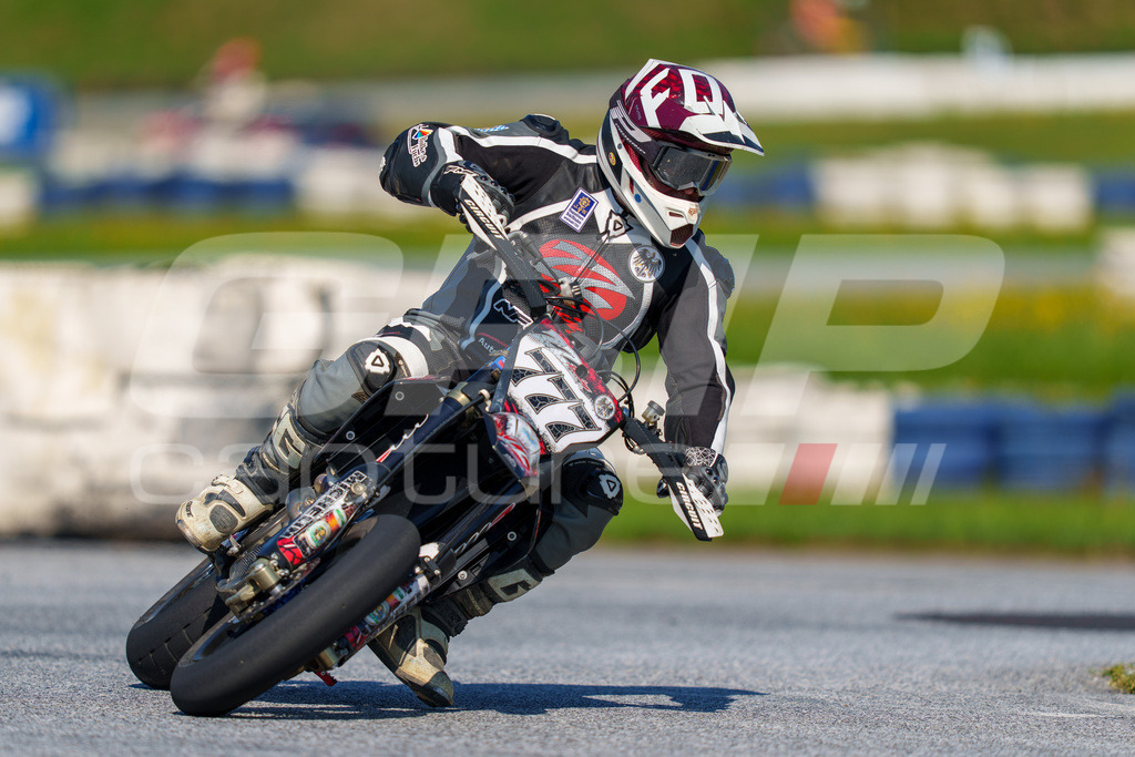 SuperMoto_Staatsmeisterschaft_Greinbach_230 | GRIPcapture steht für authentische Sportfotografie in Österreich – für Momente, die mehr sind als Geschwindigkeit oder Ergebnis. Es geht um Emotion, Spannung, Fokus und den Augenblick, der oft nur einen Wimpernschlag dauert.Ob Motorsport, Teamsport oder 
