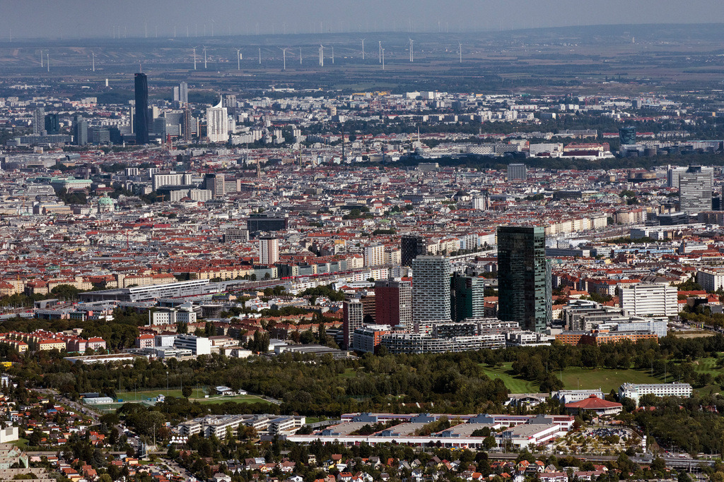 dr__0090919.jpg | WIEN 23.09.2021 Innenstadtbereich im Stadtgebiet Wienerberg City im Hintergrund die Skyline von Donau City in Wien in Österreich. // Cityscape of the district Wienerberg City in background die Skyline von Donau City in Vienna in Austria. Foto: Daniel Reiter
