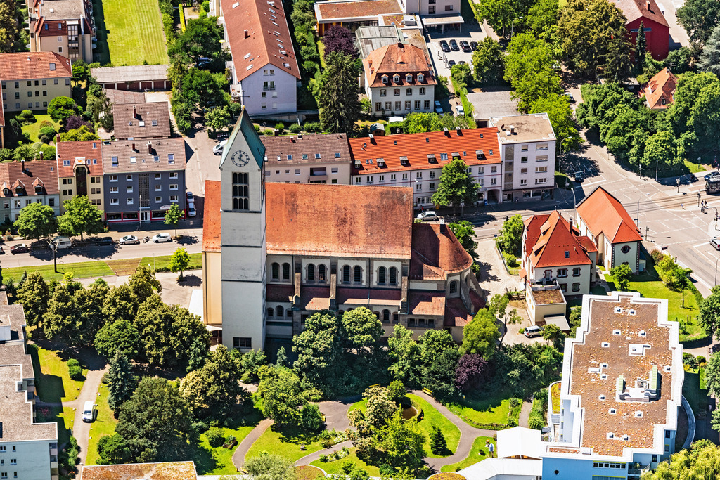 dr__dsc4352.jpg | FREIBURG IM BREISGAU 20.06.2018 Kirchengebäude " Kirchengebäude der Katholischen Kirche St.Michael und dem St. Laurentius Pflegeheim Und Betreutes Wohne " in Freiburg im Breisgau im Bundesland Baden-Württemberg, Deutschland. // Church building " Kirchengebaeude of Katholischen Kirche St.Michael and dem St. Laurentius Pflegeheim Und Betreutes Wohne " in Freiburg im Breisgau in the state Baden-Wurttemberg, Germany. Foto: Daniel Reiter