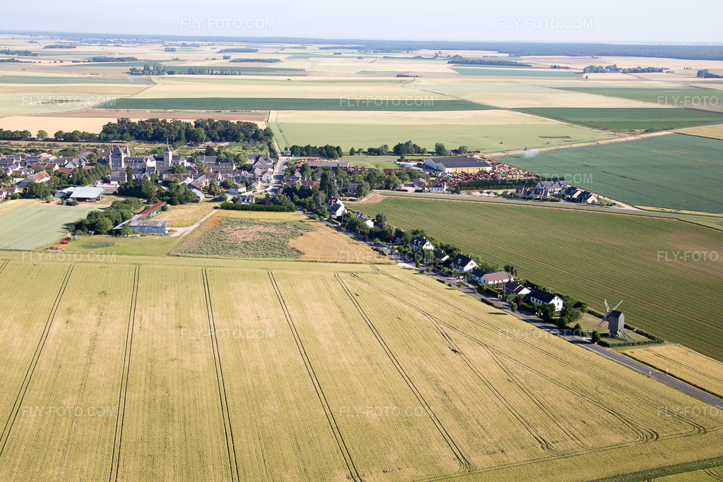 Aerial view: View of the town in Talcy in the state Loir et Cher, France. – Photo: IMG_082173.jpg taken on 06/20/2015 by Werner Riehm/FLY-FOTO.com – Resolution of the original: 5472 x 3648 px