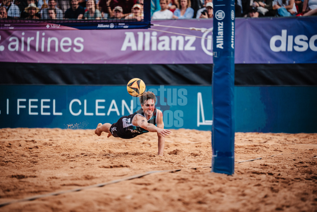 Beachvolleyball | Männer | Allianz German Beach Tour 2025 | Tourstop München | 11.07.2025 | Lui Wüst springt zum Ball
