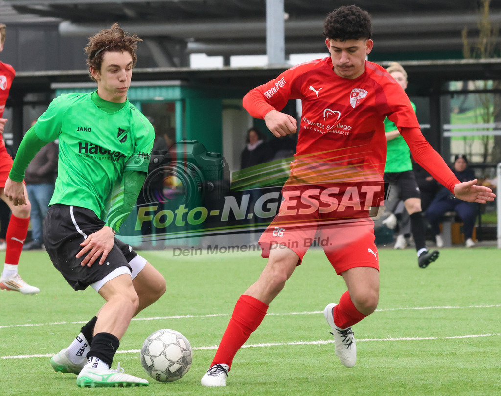 SV Rödinghausen - FC Iserlohn | Auf dem Bild zu sehen: grün SV Rödinghausen: Tim Justus Hollensteiner ; rot FC Iserlohn: Orhan KocakSV Rödinghausen, FC Iserlohn, Saison 25/26, B-Jugend Westfalenliga, Deutschland - Realisiert mit Pictrs.com