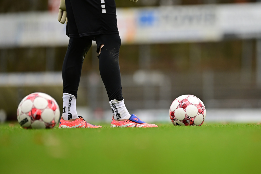 Fußball I Herren I Saison 2025-2026 I Regionalliga Nord I 21. Spieltag I FC St. Pauli II - VfB Lübeck | Symbol, Symbolfoto, Symbolbild, Sinnbild, Bildsymbol, Darstellung, Signum: Fußball, Fussball, auf dem Boden, Abschlag, Abstoß, Fußballschuh, Schuh, Ball, Linie, Rasen, Freistoß, Elfmeter, 11-Meter, 11 meter, Eckstoß, Ecke,  - Realisiert mit Pictrs.com