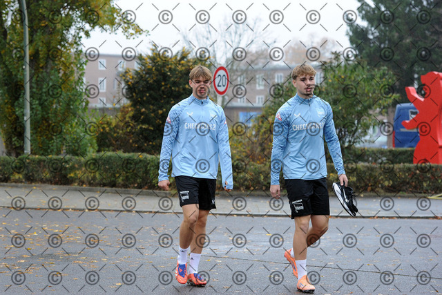 RGE_7974b | Hertha BSC, 2.Bundesliga, Herren, Saison 2025/26, Training, im Bild von li. Kennet Eichhorn ( Hertha BSC ), Niklas Hildebrandt ( Hertha BSC ),  Fotograf:  Ralf Gebhardt,  - Realisiert mit Pictrs.com