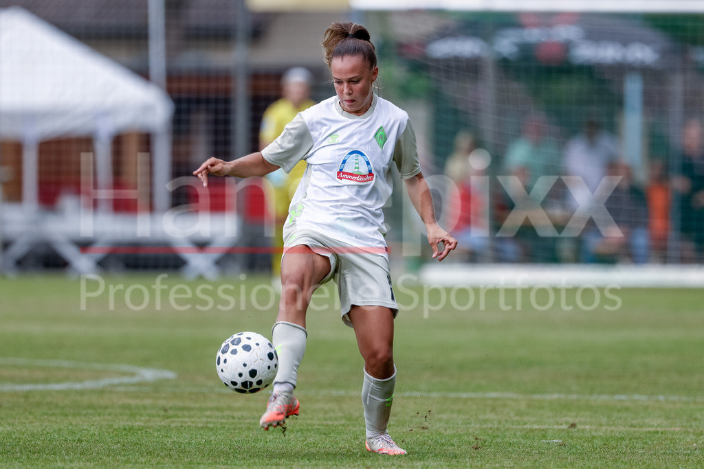 Fussball, Testspiel Frauen, SV Werder Bremen - FC Twente Enschede | Maja Sternad (SV Werder Bremen, 11) am Ball, Einzelbild, Ganzkörper, Aktion, Action, Spielszene