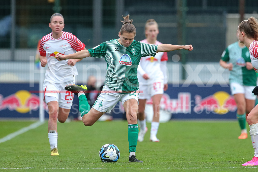 Fussball, Google Pixel Frauen-Bundesliga, RB Leipzig - SV Werder Bremen | v.li.: Rieke Dieckmann (SV Werder Bremen, 22) am Ball, Einzelbild, Ganzkörper, Aktion, Action, Spielszene, DIE DFB-RICHTLINIEN UNTERSAGEN JEGLICHE NUTZUNG VON FOTOS ALS SEQUENZBILDER UND/ODER VIDEOÄHNLICHE FOTOSTRECKEN. DFB REGULATIONS PROHIBIT ANY USE OF PHOTOGRAPHS AS IMAGE SEQUENCES AND/OR QUASI-VIDEO.