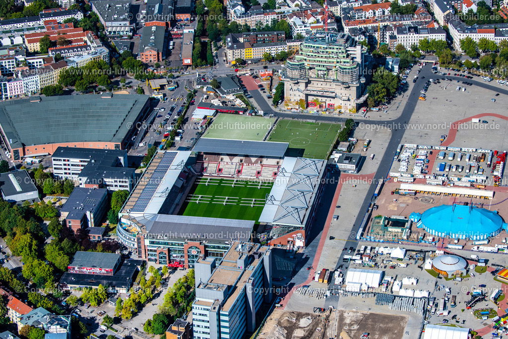 Hamburg_St. Pauli_Millerntorstadion_ELS_3287200922 | HAMBURG 20.09.2022 Sportstätten-Gelände der Arena des Stadion " Millerntor-Stadion " am Harald-Stender-Platz im Ortsteil Sankt Pauli in Hamburg, Deutschland. Weiterführende Informationen bei: Fußball-Club St. Pauli v. 1910 e.V.,  Professor Pfeifer und Partner Ingenieurbüro für Tragwerksplanung GmbH,  SHA Scheffler Helbich Architekten GmbH. // Sports facility grounds of the arena of the stadium "Millerntor- Stadion" in am Heiligengeistfeld in the St. Pauli district in Hamburg, Germany. Further information at: Fussball-Club St. Pauli v. 1910 e.V.,  Professor Pfeifer und Partner Ingenieurbuero fuer Tragwerksplanung GmbH,  SHA Scheffler Helbich Architekten GmbH. Foto: Martin Elsen