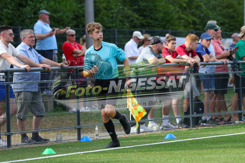 FC RW Kirchlengern - SuS Bad Westernkotten | Auf dem Bild zu sehen: Schiedsrichter Assistent: Christian Uhlenbruck  FC RW Kirchlengern, SuS Bad Westernkotten, Saison 26/27, Westfalenliga, Kirchlengern, Deutschland - Realisiert mit Pictrs.com