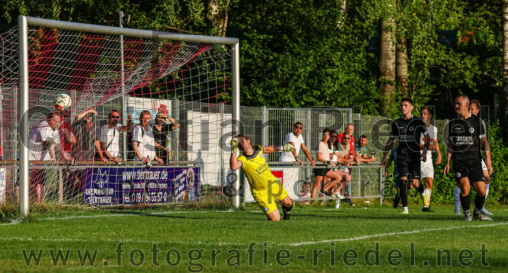 2023-07-18_118_FC_Herzogstadt_gegen_FC_Eitting | Erding, Deutschland, 18.07.2023:
Fußball, TOTO Pokal 2023 / 2024, 1. Spieltag, FC Herzogstadt gegen FC Eitting, Endergebnis: 2:4 n.E.

Torwart Florian Leininger (FC Herzogstadt, #22), Maximilian Niedermair (FC Herzogstadt, #15)

Foto: Christian Riedel / fotografie-riedel.net