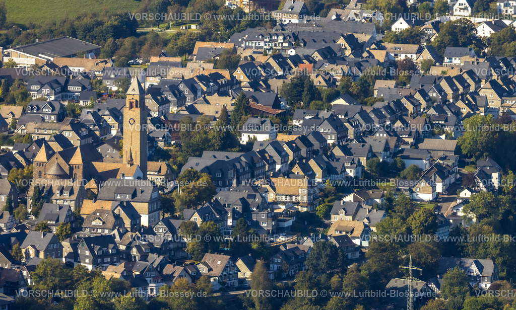Schmallenberg230910975 | Luftbild, Ortsansicht Wohngebiet Oststraße und Weststraße mit kath. St.-Alexander-Kirche, Schmallenberg, Sauerland, Nordrhein-Westfalen, Deutschland