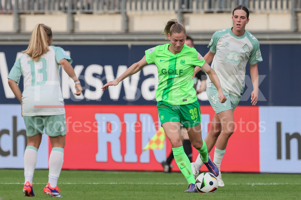 Fussball, Google Pixel Frauen-Bundesliga, VfL Wolfsburg - SV Werder Bremen | v.li.: Sarai Linder (VfL Wolfsburg, 39) am Ball, Einzelbild, Ganzkörper, Aktion, Action, Spielszene, DIE DFB-RICHTLINIEN UNTERSAGEN JEGLICHE NUTZUNG VON FOTOS ALS SEQUENZBILDER UND/ODER VIDEOÄHNLICHE FOTOSTRECKEN. DFB REGULATIONS PROHIBIT ANY USE OF PHOTOGRAPHS AS IMAGE SEQUENCES AND/OR QUASI-VIDEO.