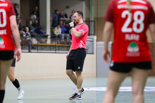 Handball I Damen I Saison 2025-2026 I Verbandsliga Süd I HSG Kalkberg 06 - MTV Dänischenhagen I 14.12.2025.149 | Steffen Lembrecht (Schiedsrichter) - Realisiert mit Pictrs.com