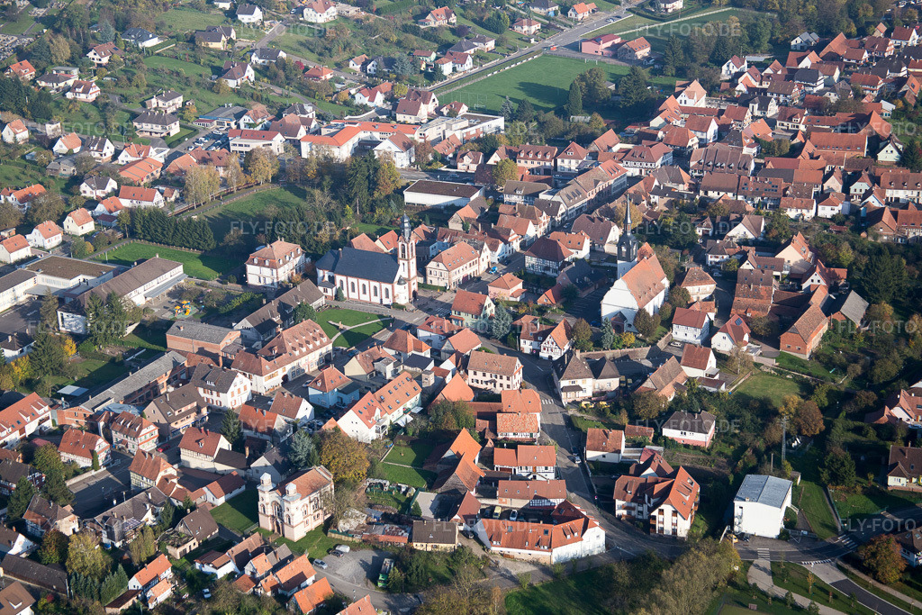 Luftbild: Ortsansicht in Soultz-sous-Forêts im Bundesland Bas-Rhin in Frankreich. Foto: IMG_075576.jpg vom 01.11.2014 durch Werner Riehm/FLY-FOTO.de
