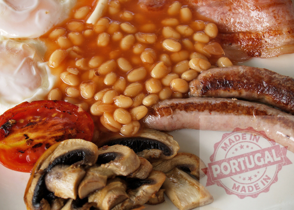 English breakfast fry up with eggs and beans | Traditional full English breakfast meal with fried eggs, bacon, sausage, beans, mushroom, and tomato - Realized with Pictrs.com