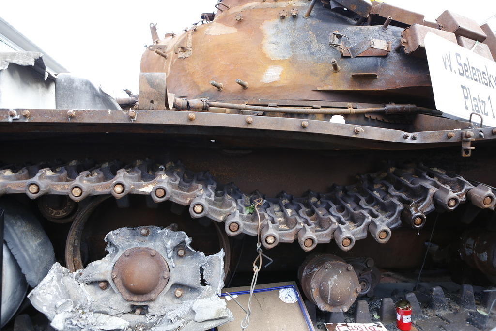 Deutschland: Panzerwrack aus der Ukraine vor der russischen Botschaft in Berlin | Deutschland, Berlin, 26.02.2023. Ein Panzerwrack steht seit dem Jahrestag des russischen Angriffs auf die Ukraine vor der russischen Botschaft in Berlin-Mitte. Der zerstörte Panzer vom Typ T-72 vor dem Gebäude Unter den Linden als Mahnmal gegen den Krieg stehen.