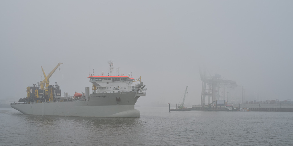 Bartolomeu Dias | Bei Nebel, der Hopperbagger bzw. Laderaumsaugbagger Bartolomeu Dias im Hafen von Hamburg. Das nahezu 148 Meter lange Schiff wurde im Jahr 2013 gebaut. - Realisiert mit Pictrs.com