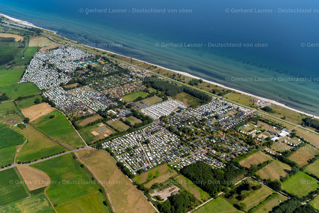 4038027 | GRöMITZ 07.08.2020 Wohnwagen und Zelte- Campingplatz - und Zeltplatz entlang des Blankwasserweg im Ortsteil Lensterstrand in Grömitz im Bundesland Schleswig-Holstein, Deutschland. // Camping with caravans and tents in the district Lensterstrand in Groemitz in the state Schleswig-Holstein, Germany. Foto: Gerhard Launer