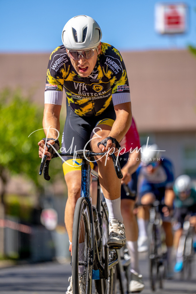 Spurt in den Mai 2026 - Großer Preis der Sparkasse Neuss | Annual one-day road cycling race "Großer Preis der Sparkasse Neuss" held in Büttgen, Germany, organized by VfR Büttgen 1912 e.V. The event features multiple races across all age categories from U11 youth to Elite men. - Realisiert mit Pictrs.com
