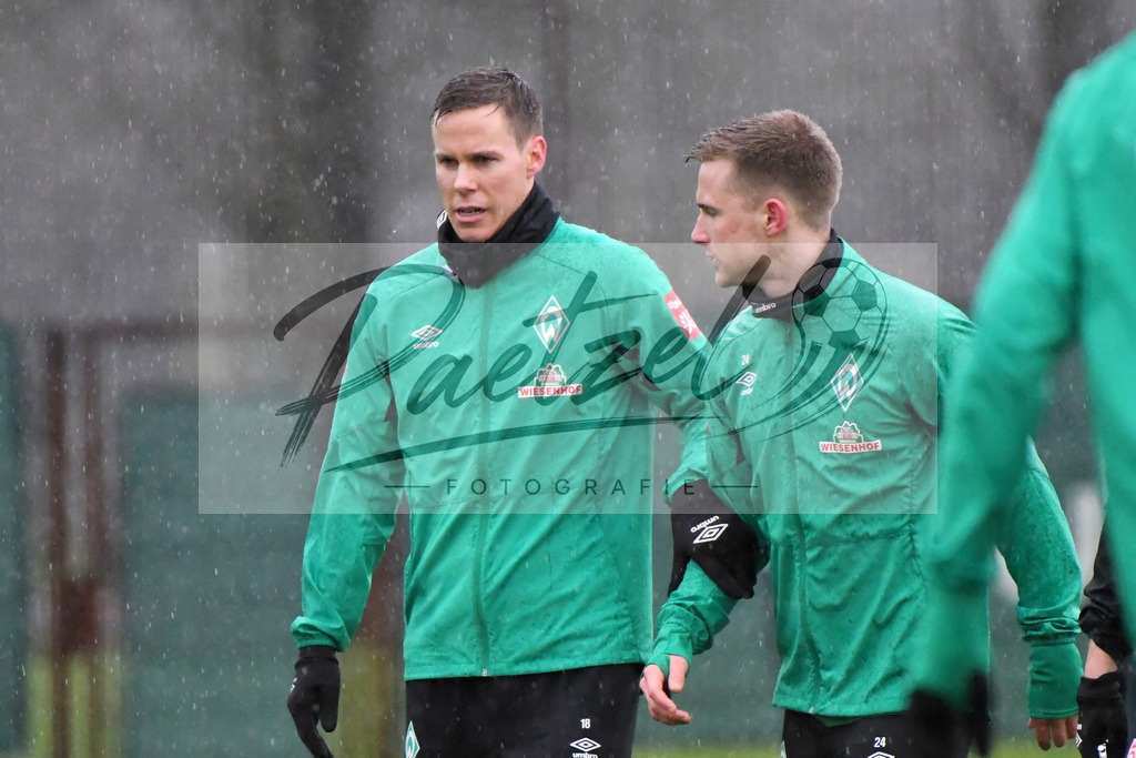 20200129_TRASVW_0008 | Fußball, Herren: Niklas Moisander (SV Werder Bremen) und Johannes Eggestein (SV Werder Bremen) schauen beim Training des SV Werder Bremen am 29.01.2020 im wohninvest Weserstadion in Bremen, Deutschland.(Foto von Nico Paetzel) - Realisiert mit Pictrs.com
