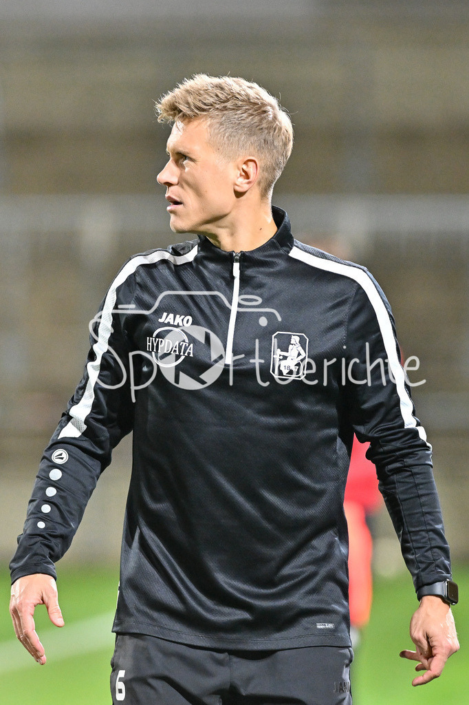 FC Bayern Amateure - TSV Schwaben Augsburg | im Bild TSV Schwaben Trainer Matthias OSTRZOLEK in Aktion / Freisteller / Einzelfoto / Regionalliga Bayern: FC Bayern Muenchen II - TSV Schwaben Augsburg, Gruenwalder Stadion am am 25.10.2024