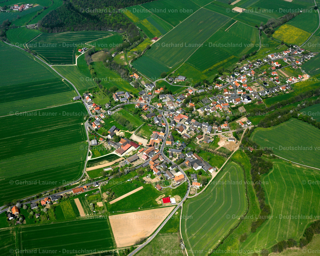 2615092 | HATTENDORF 07.06.2006 Ortsansicht am Rande von landwirtschaftlichen Feldern und Nutzflächen  in Hattendorf im Bundesland Hessen, Deutschland // Village view on the edge of agricultural fields and land  in Hattendorf in the state Hesse, Germany Foto: Gerhard Launer