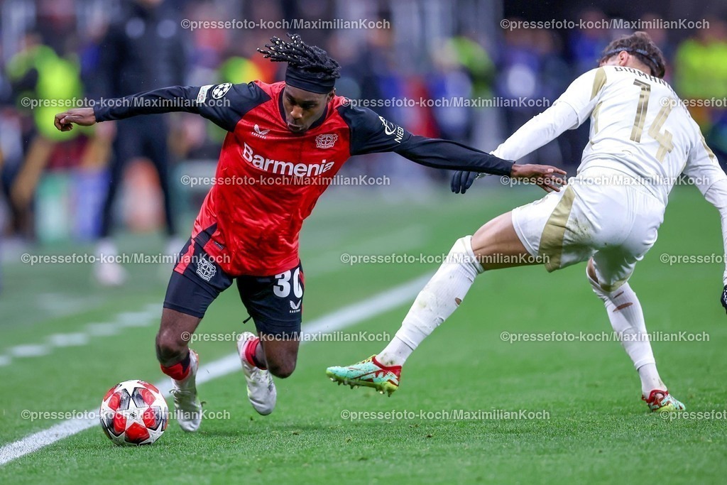 UCL29012501037 | 29.01.2025, Fußball, Bayer 04 Leverkusen - AC Sparta Prag, UEFA Champions League, 8. Spieltag, BayArena, Saison 2024 2025: Jeremie Frimpong (Bayer04 Leverkusen #30) im Zweikampf gegen Veljko Birmancevic (Sparta Prag #14)