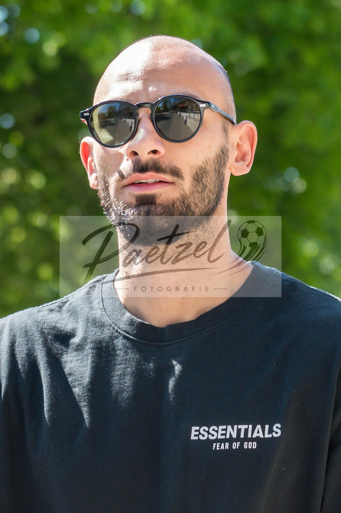 TRASVW20200521_0095 | Fussball, Herren: Oemer Toprak (Werder Bremen) schaut bei der Ankunft am wohninvest Weserstadion am 21.05.2020 in Bremen, Deutschland. - Realisiert mit Pictrs.com