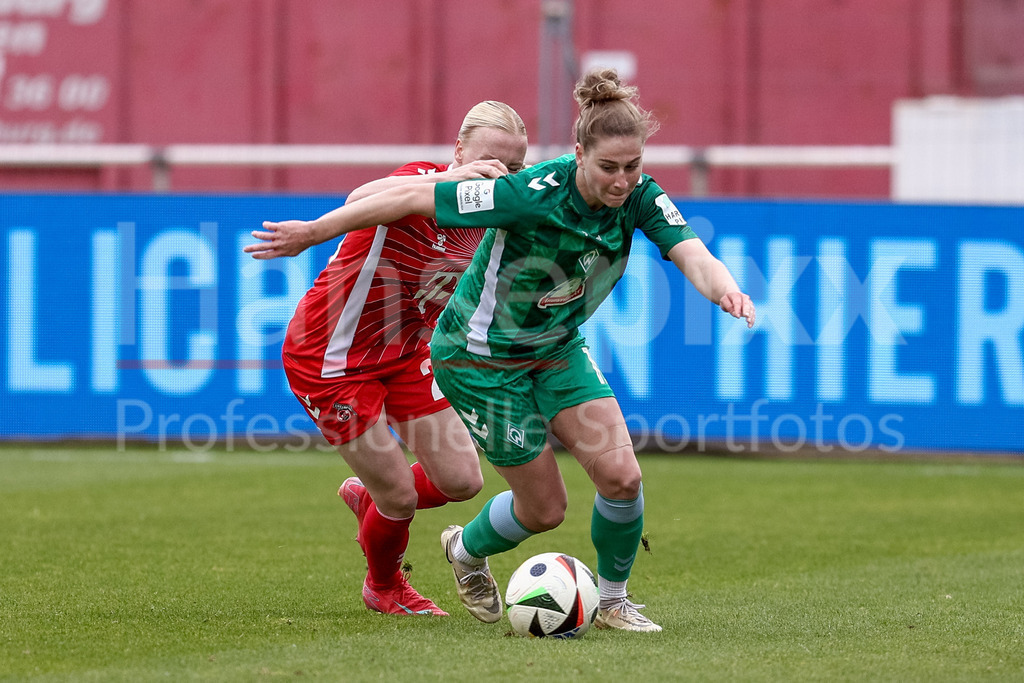 Fussball, Google Pixel Frauen-Bundesliga, SV Werder Bremen - 1. FC Köln | v.li.: Anna Gerhardt (1. FC Köln, 21) und Saskia Matheis (SV Werder Bremen, 19) im Zweikampf, Duell, Dynamik, Aktion, Action, Spielszene, DIE DFB-RICHTLINIEN UNTERSAGEN JEGLICHE NUTZUNG VON FOTOS ALS SEQUENZBILDER UND/ODER VIDEOÄHNLICHE FOTOSTRECKEN. DFB REGULATIONS PROHIBIT ANY USE OF PHOTOGRAPHS AS IMAGE SEQUENCES AND/OR QUASI-VIDEO.