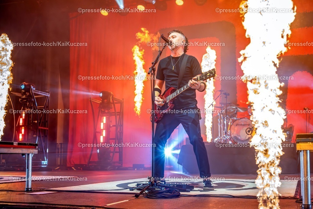 xKKU1402250101016 | 14.02.2025, xkkux, Düsseldorf, Die Band Rise Against performt bei ihrem Konzert in der Mitsubishi Electric HALLE. Im Bild Tim McIlrath